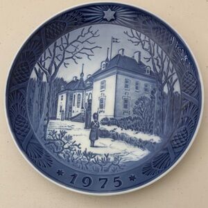 Vintage 1975 Bing & Grøndahl Christmas Plate — “Castle in Winter” — Booklet